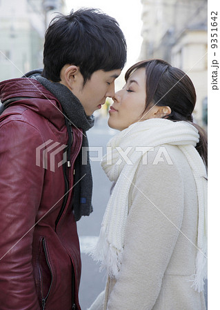 カップル キス ビジネスウーマン Olの写真素材