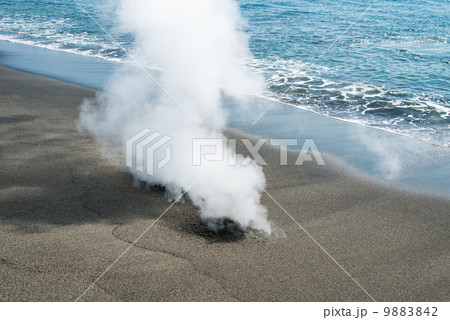 伏目海岸の温泉蒸気の写真素材 942