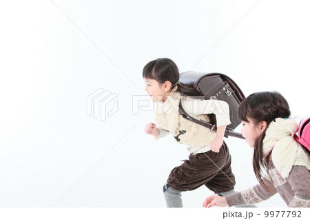 ダッシュ 子供 横 走るの写真素材