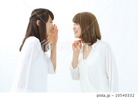 女性 女の子 ひそひそ話 耳打ちの写真素材