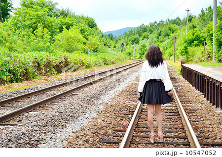 美馬牛駅 後ろ姿 線路 女性の写真素材