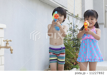 女子小学生　水遊び　裸 