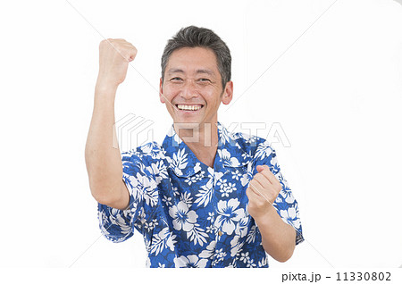 シニア ガッツポーズ アロハシャツ 男性の写真素材