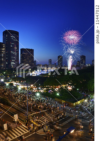天神祭 花火 人混み 大阪の写真素材