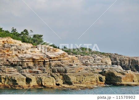海 海辺 岩場 岩棚 海岸の写真素材