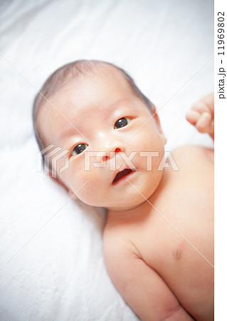 新生児 0歳 ガッツポーズ ０才の写真素材