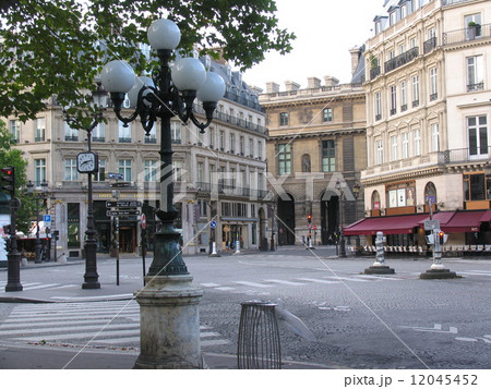 パリの街角 パリ街角の写真素材 - PIXTA
