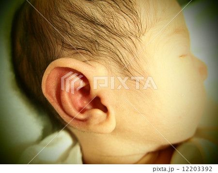 新生児 横顔 赤ちゃん 寝顔の写真素材