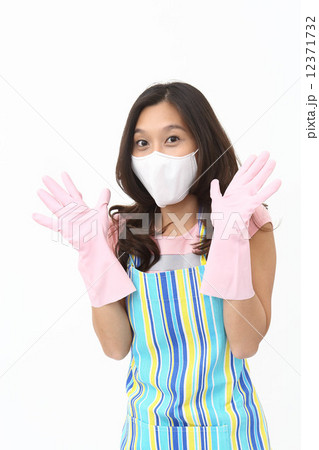ゴム手袋 マスク エプロン 女性の写真素材