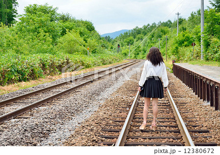 旅イメージ 人物 女性 線路の写真素材