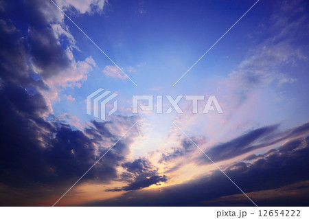 暁 空 嵐 雲の写真素材