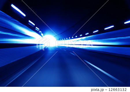 スピード感 トンネル 舗装 背景の写真素材