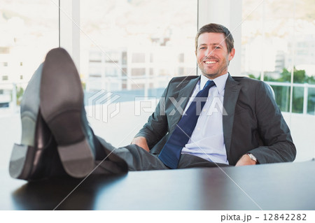 足を投げ出す ビジネスマン 座っている ビジネスの写真素材