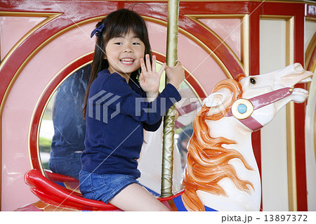 メリーゴーランド 木馬の写真素材 - PIXTA