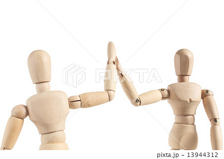 人形 ハイタッチ ２人 木製の写真素材