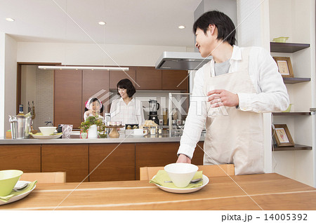 食器 人物 準備 運ぶの写真素材