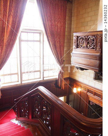 階段 廊下 豪邸 絨毯 光の写真素材