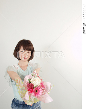 差し出す 花束 女性 渡すの写真素材