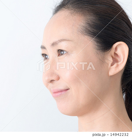 女性 40代 人物 顔の写真素材