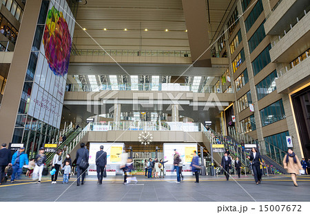 大阪駅 駅 アトリウム広場 休暇の写真素材