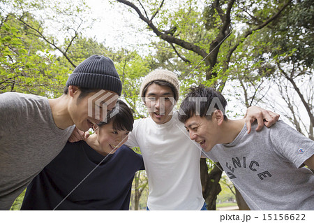 若者 4人 男女 肩を組むの写真素材