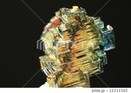 ビスマス 人工結晶 虹色 鉱石の写真素材