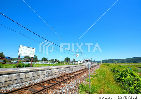 田舎 線路 駅 ホームの写真素材