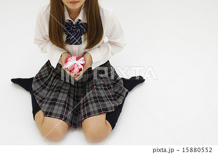 持つ 女性 女の子座り プレゼントの写真素材