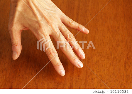 40代 50代 手の甲 左手の写真素材