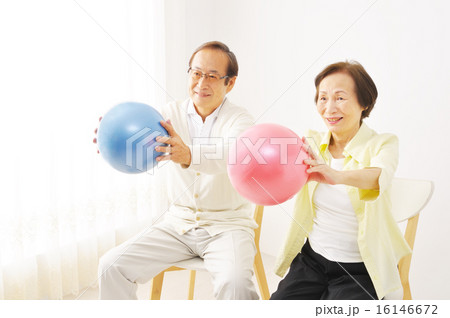 カラーボール 体操 シニア 夫婦の写真素材