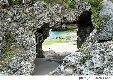 洞窟 伝説 チグヌ浜 始まりの洞穴の写真素材