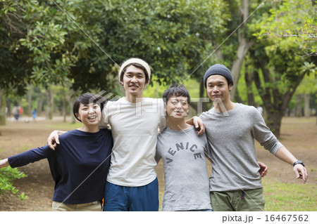 若者 4人 男女 肩を組むの写真素材