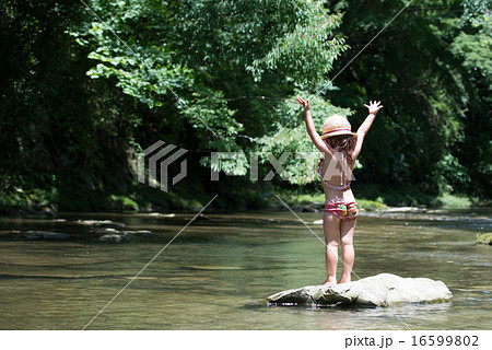 水着 川 女の子 川遊びの写真素材