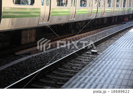 人身事故 横 電車の写真素材 - PIXTA