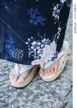 女性 足 足元 下駄の写真素材