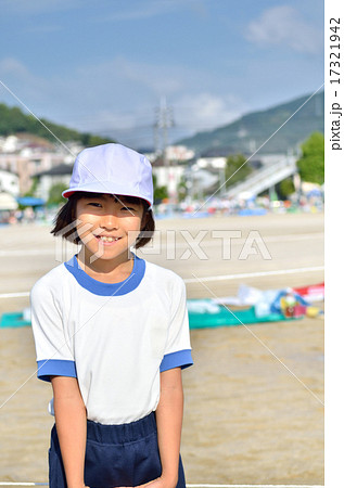 青空 赤白帽子 笑う 子供の写真素材