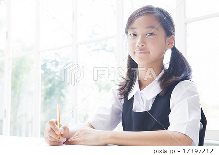 中学生 制服の写真素材 Pixta