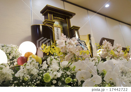 棺桶 お供え 葬式 棺 葬儀 生花 花束 花の写真素材