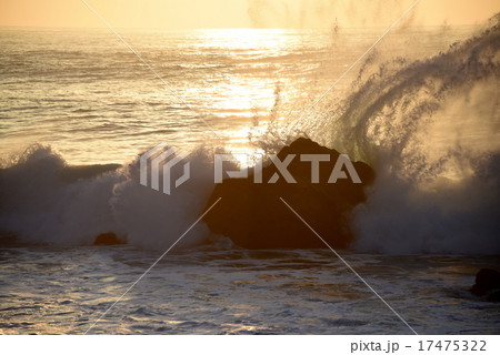 岩を打ち砕く波の写真素材