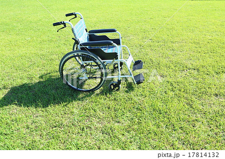車椅子 芝 芝生 野原の写真素材