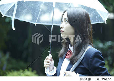 高校生 女子高生 制服 雨の写真素材