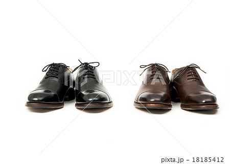 靴 革靴 黒 正面の写真素材