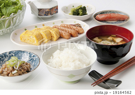 納豆 朝食 納豆ご飯 あさごはんの写真素材