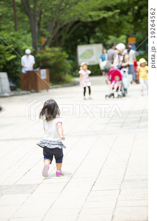 走り去る 1人の写真素材