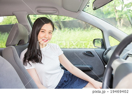 助手席 女性 自動車の写真素材