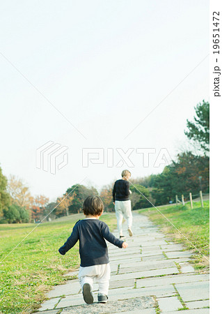 子供 男の子 後姿 外人の写真素材