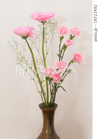 備前焼 生け花 フラワーアレンジメント 花瓶の写真素材 - PIXTA