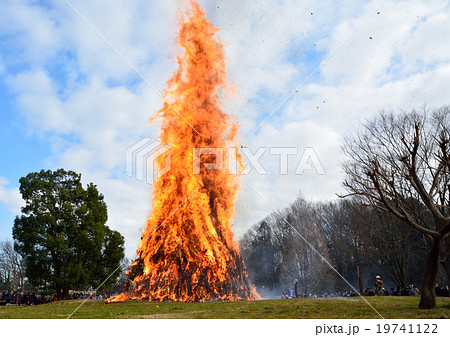 どんど焼き 行事 やぐら 火の写真素材