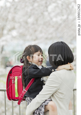 入学 親子 小学生 抱っこの写真素材