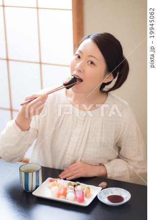 飲食 寿司 食べる 女性の写真素材 - PIXTA